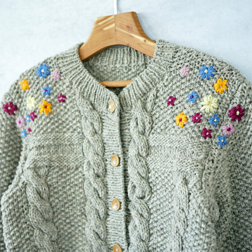VINTAGE - 美品　手編み　ハンドニット　立体お花　ケーブル　カーディガン　ゆったり　L VINTAGE - 美品 手編み ハンドニット 立体お花 ケーブル