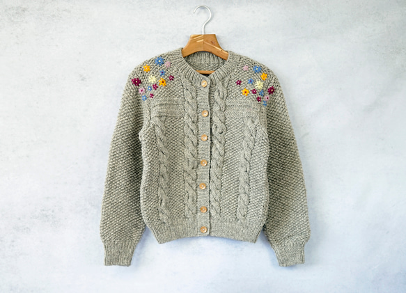 【即納可】ウール・花刺繍ケーブル編みカーディガン（N-380078-グレー）・ペルーニット 1枚目の画像