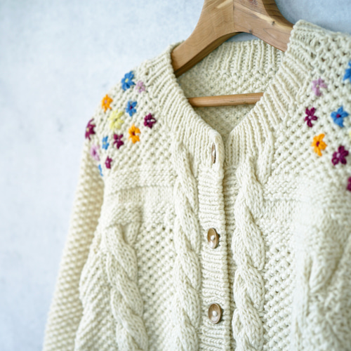 完売】ウール・花刺繍ケーブル編みカーディガン（N-380078-ホワイト