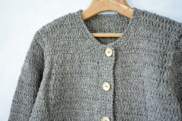 【完売】ウール・ハンドクロシェ・カーディガン（N-380166-グレー）・ペルーニット 3枚目の画像