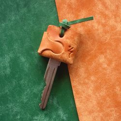 縫わずに作れる！ニンジンな革のキーカバー #手作りキット #道具なしで簡単に作れます。 3枚目の画像