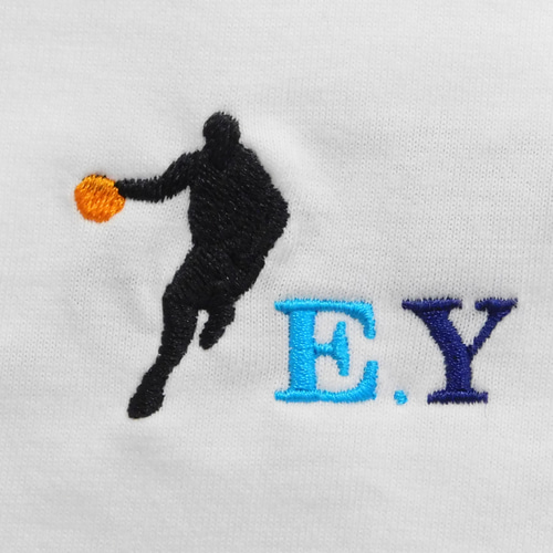 バスケのシルエットとイニシャル刺繍入りTシャツ 男女兼用 6.2オンス