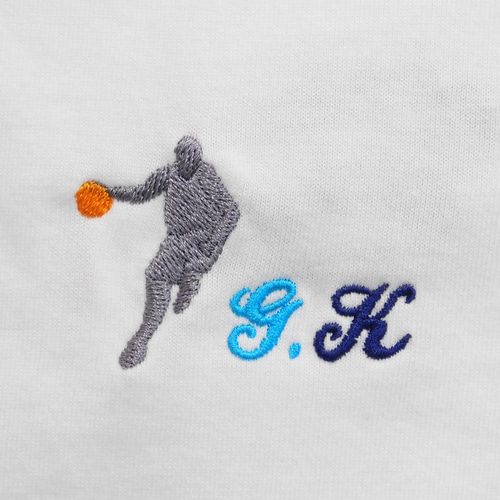バスケのシルエットとイニシャル刺繍入りTシャツ 男女兼用 6.2オンス