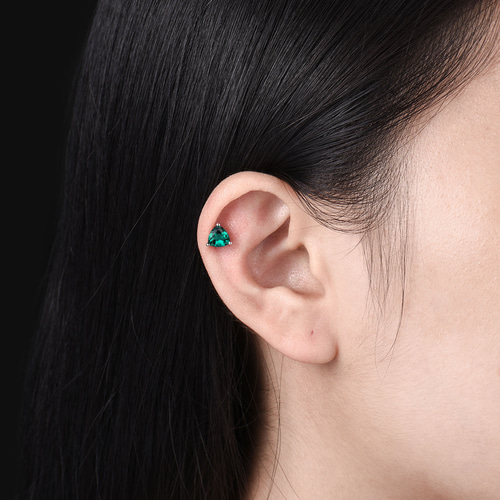 ユニークな 5 月の誕生石エメラルドピアスグリーン宝石ソリティア