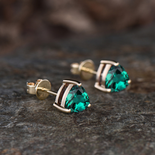 ユニークな 5 月の誕生石エメラルドピアスグリーン宝石ソリティア