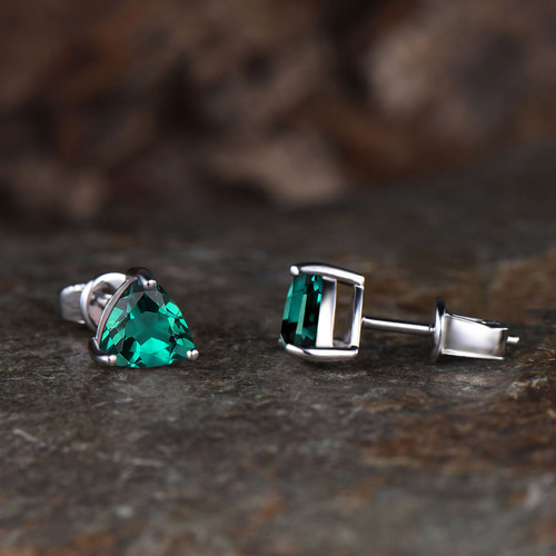 ユニークな 5 月の誕生石エメラルドピアスグリーン宝石ソリティア