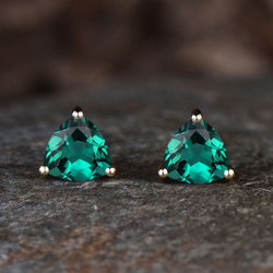 じばにゃん☺︎ 1点作品☆ 大粒エメラルドピアス　イヤリングに変更可能☺︎ 63ca124f62485e5c23505d8bd2b7fa