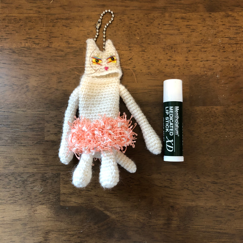 sabottenさんのリップクリームケースネコ(編み猫/白・スカートB