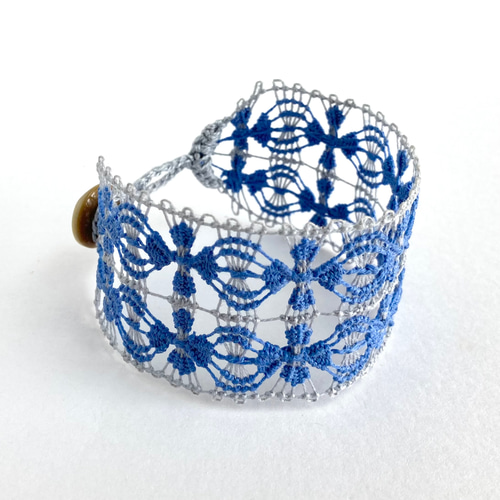 糸のブレスレット 幅広タイプ ブルーxグレー お花エスニック刺繍