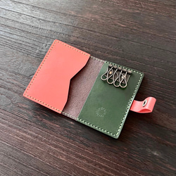 像筆記本一樣的鑰匙包｜巧克力x粉色x綠色（現貨） 第2張的照片