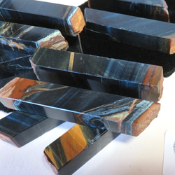 【美しい鉱物標本】ホークスアイの原石スティック・2本セット／ペーパーウェイト・カトラリーレスト 5枚目の画像