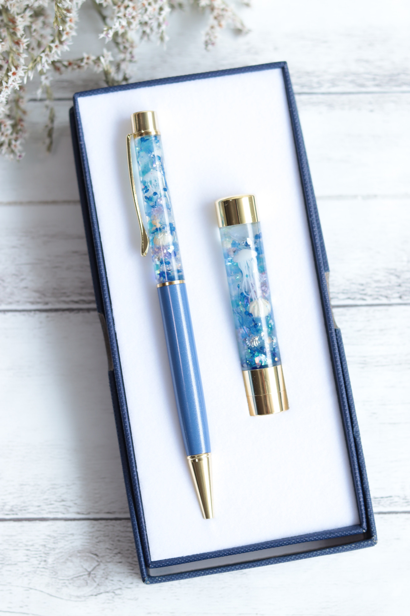 ハーバリウム「海月と水中花/マリンブルー×ゴールド金具」印鑑