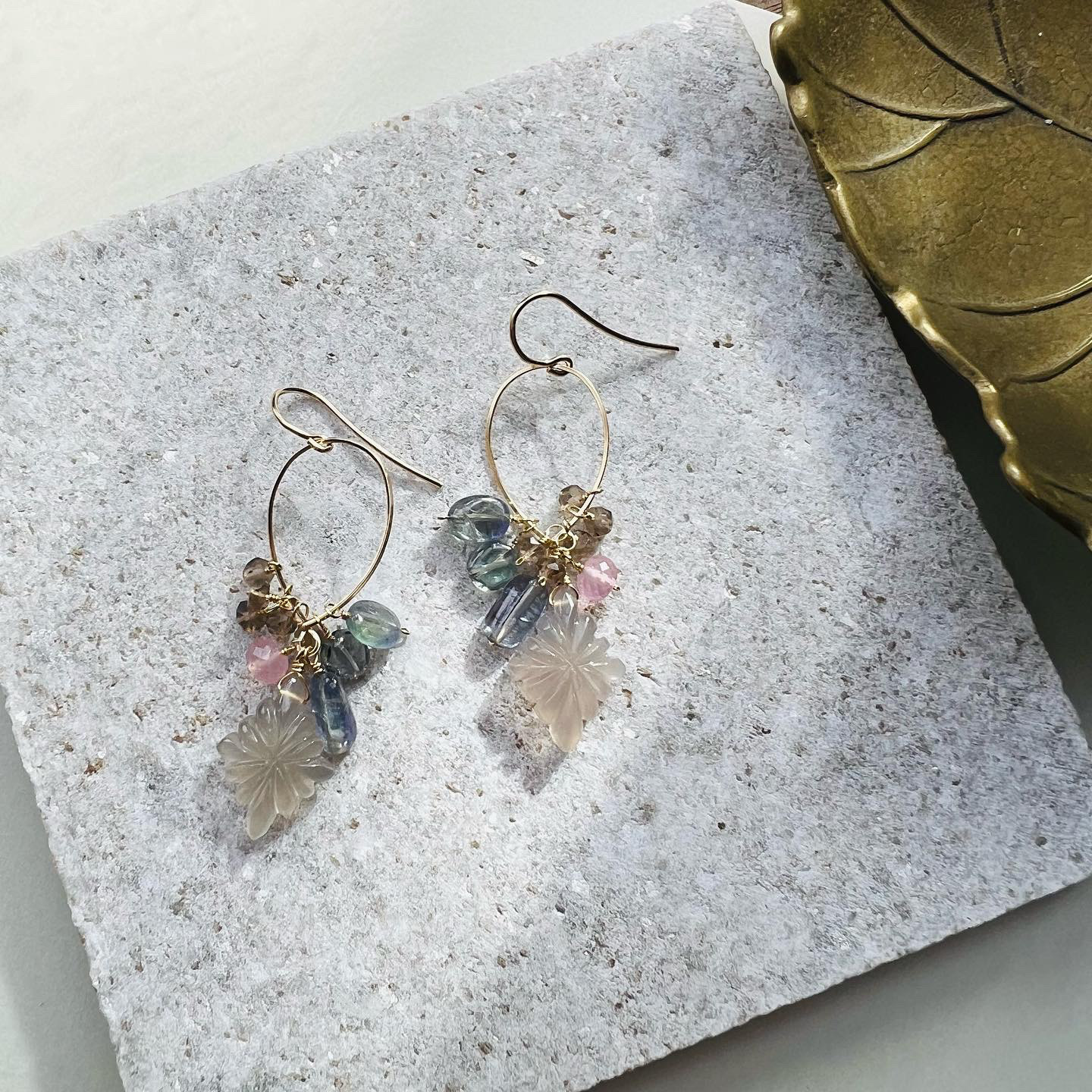 【14kgf製】**グレームーンストーンのニュアンスピアス**