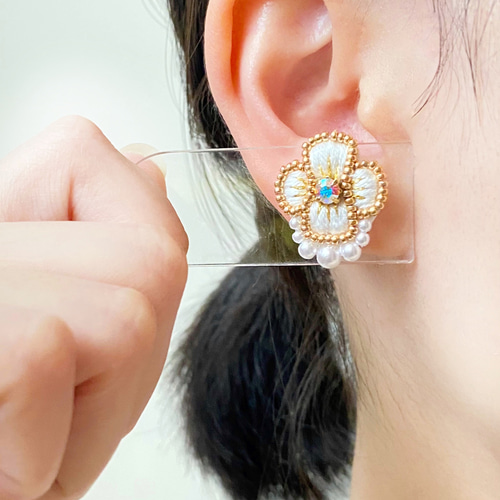 お花の刺繍ピアス/イヤリング (ホワイトカラー) ピアス