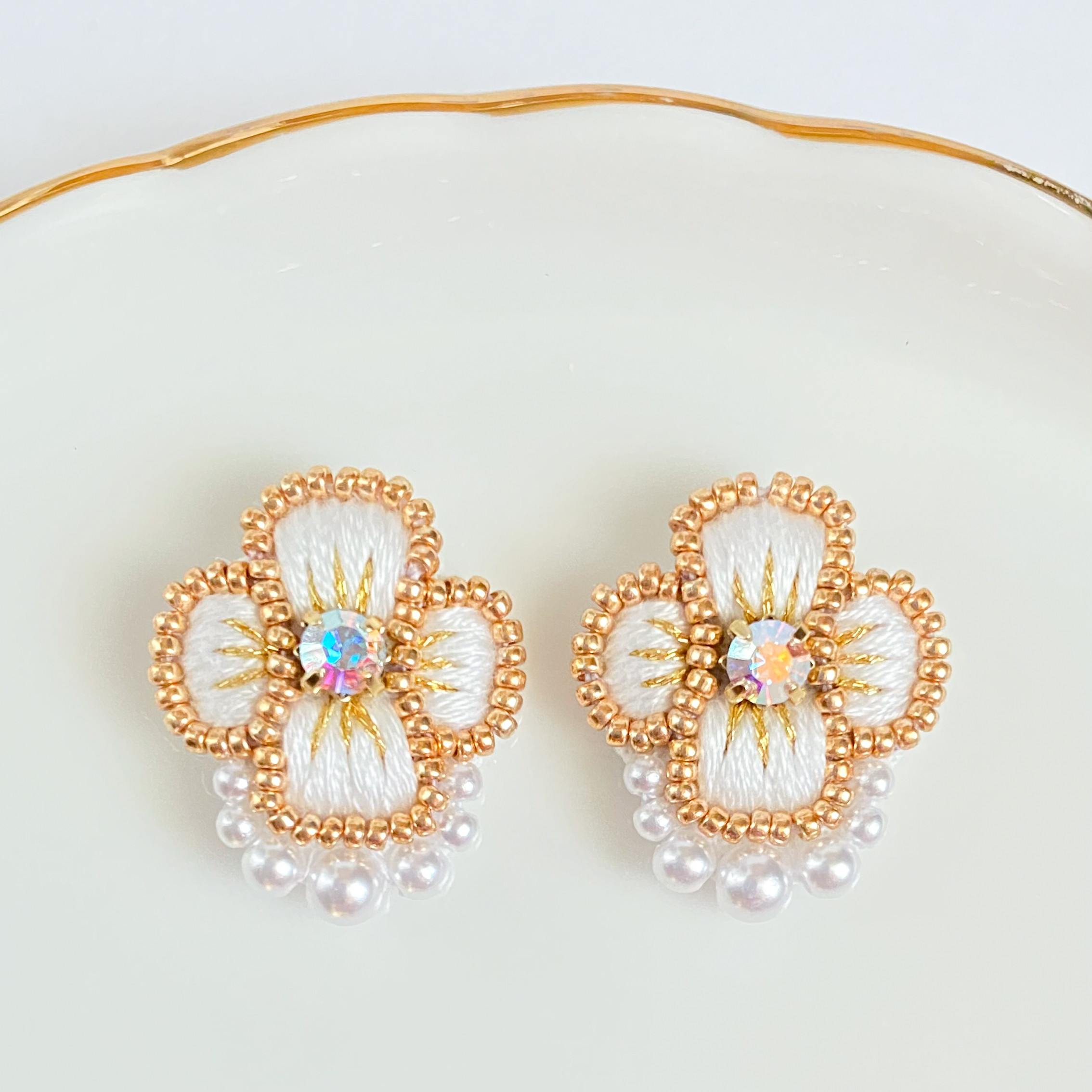 お花の刺繍ピアス/イヤリング (ホワイトカラー) ピアス