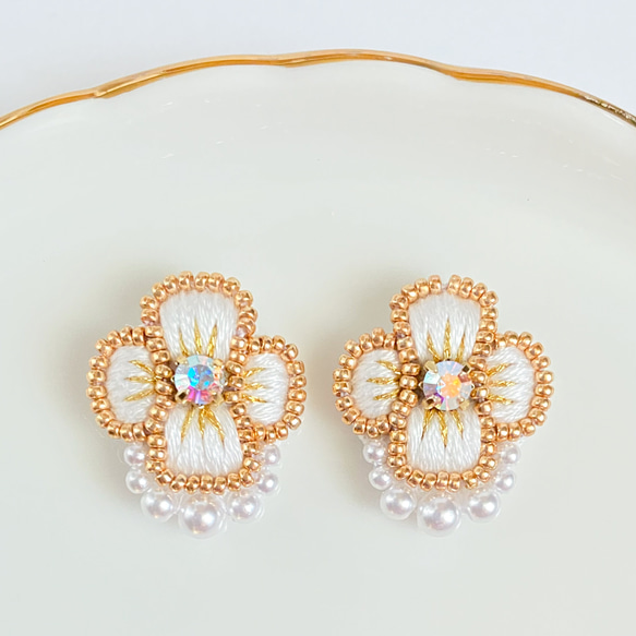 お花の刺繍ピアス/イヤリング (ホワイトカラー) ピアス