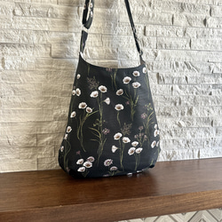 ワンハンドルホーボーバッグ - Dainty Florals Onyx 1枚目の画像