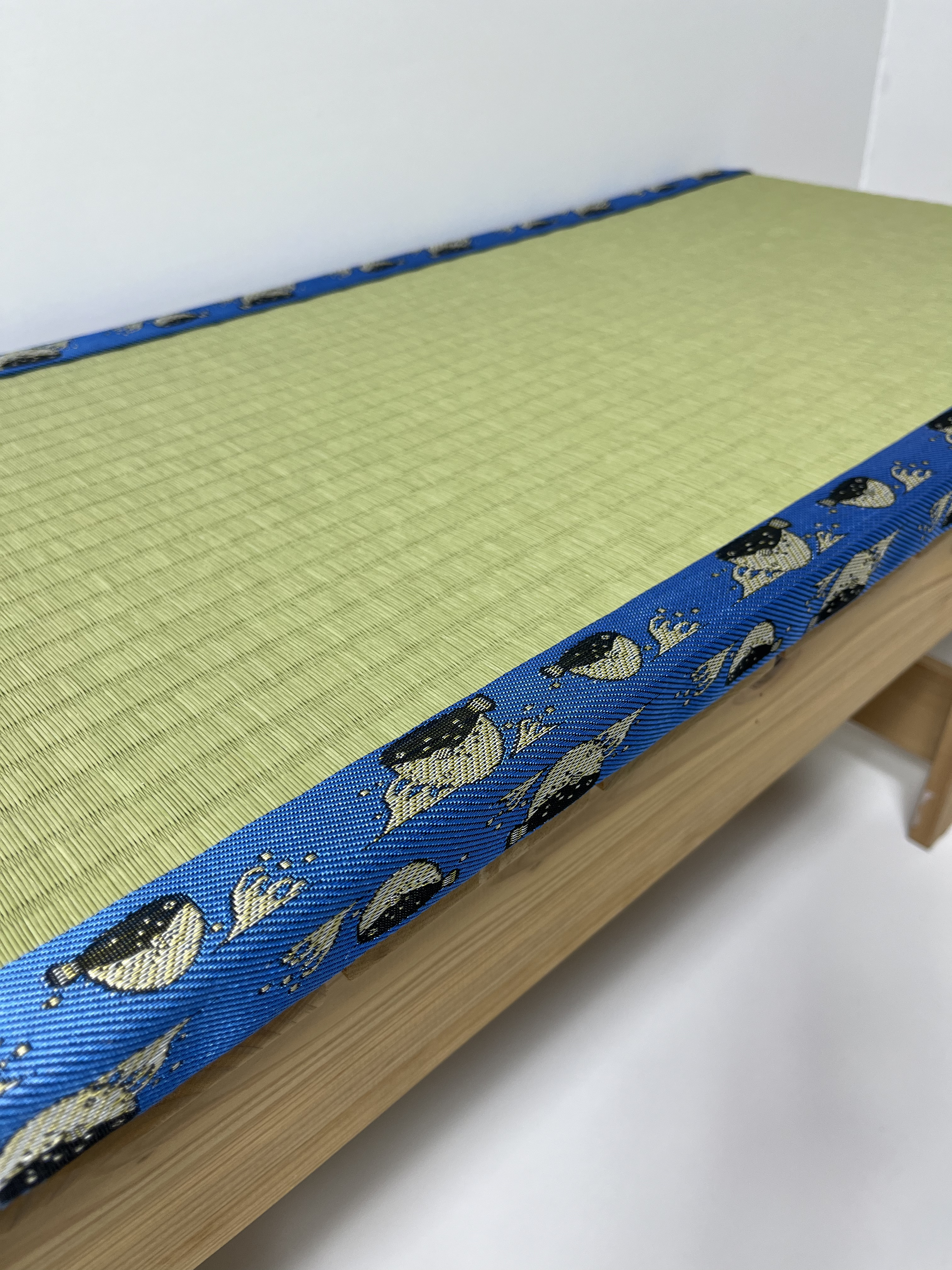 軽くてどこでも持ち運べる　畳縁台　ふく柄