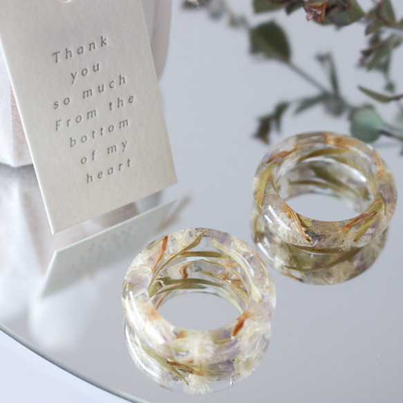 クリスパム スターチス の 指輪　クリアリング 木製ケース レジンの指輪 透明アクセサリー 指輪のプレゼント 3枚目の画像
