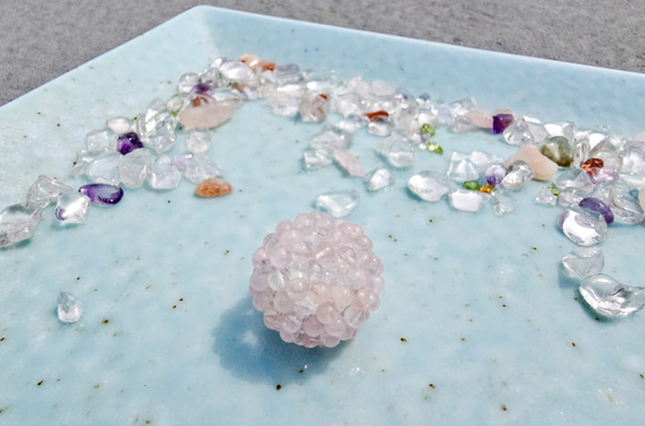 天然石ビーズ、モルガナイトで編み上げたボール（フラーレン・バッキーボール）、クラック水晶入 2枚目の画像