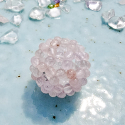 天然石ビーズ、モルガナイトで編み上げたボール（フラーレン・バッキーボール）、クラック水晶入 1枚目の画像