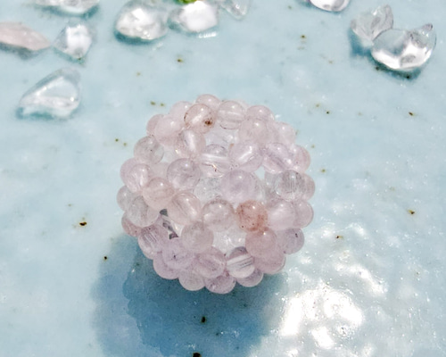 天然石ビーズ、モルガナイトで編み上げたボール（フラーレン・バッキー