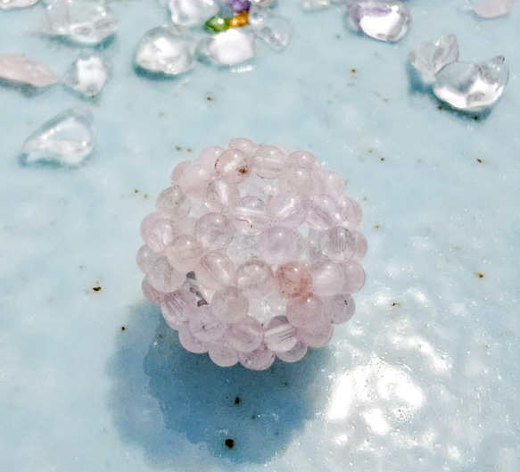 天然石ビーズ、モルガナイトで編み上げたボール（フラーレン・バッキー