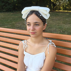 ビッグWリボンカチューシャ（オフ白) ヘッドドレス（ウェディング