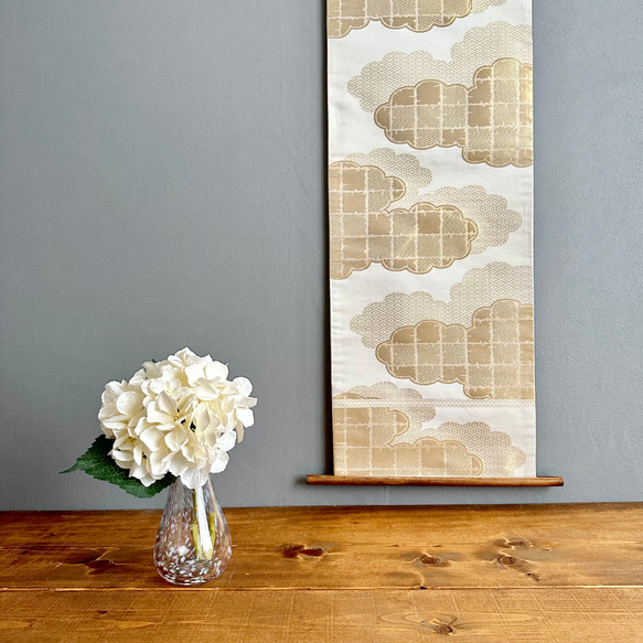 帯のタペストリー 淡い白に金色の雲 着物リメイク インテリア 掛け軸