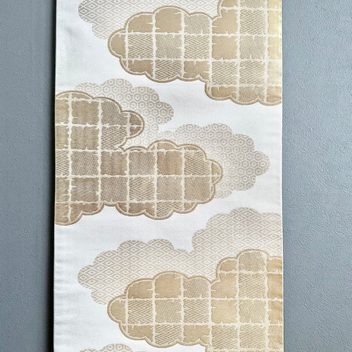 帯のタペストリー 淡い白に金色の雲 着物リメイク インテリア 掛け軸