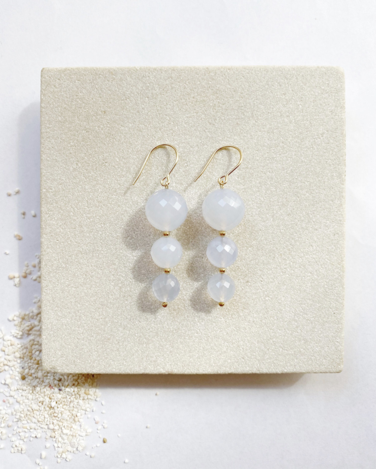 透き通るような海の色。ナチュラルカルセドニーのピアス