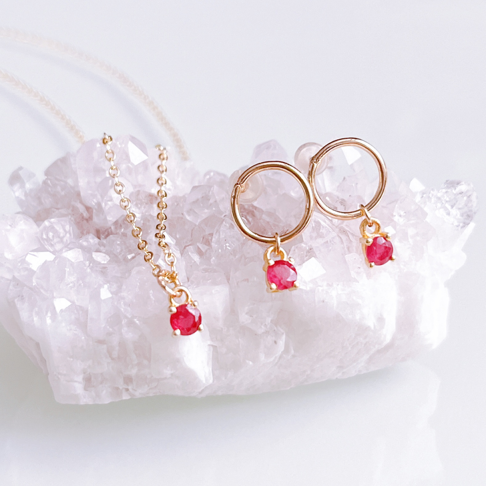 《7月誕生石》大人ピンクレッドカラールビーのリングピアス14kgf 一粒ピアス/イヤリング変更可　誕生日　アレルギー対応