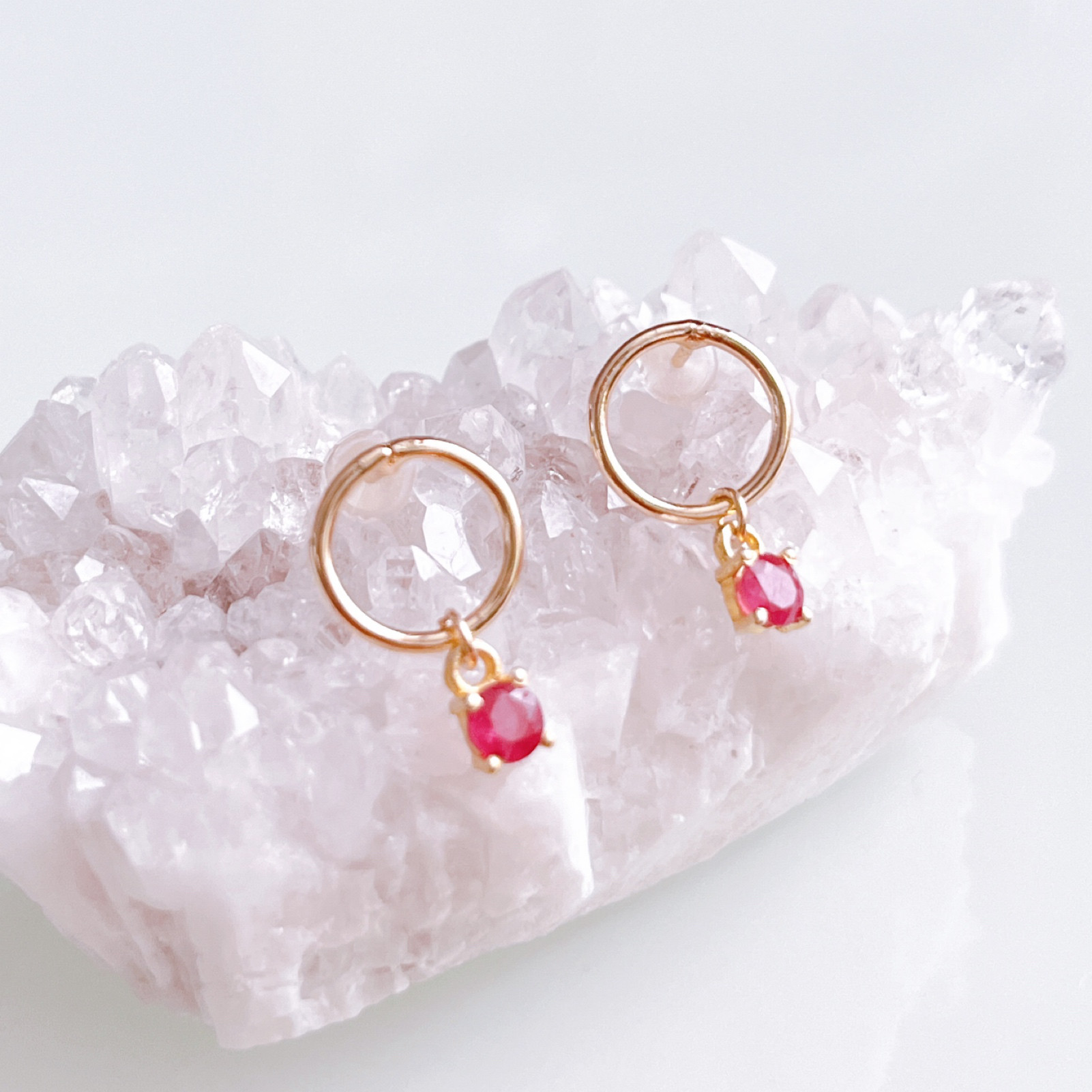 《7月誕生石》大人ピンクレッドカラールビーのリングピアス14kgf 一粒ピアス/イヤリング変更可　誕生日　アレルギー対応