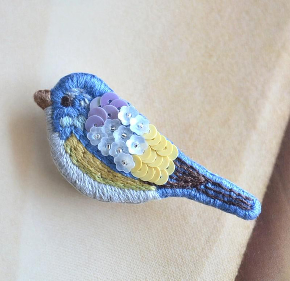 〈再販〉ビーズ刺繍　小鳥ブローチ　ブルー　No.3 1枚目の画像