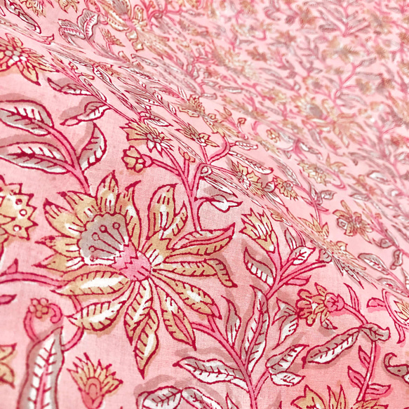 [50cm單位]粉紅色米色隨機花印度手工塊印花布料紡織棉 第5張的照片