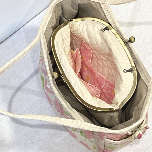 がま口付♪ 可愛いピンクの花柄グラニーバッグ つまみ細工風ブローチが