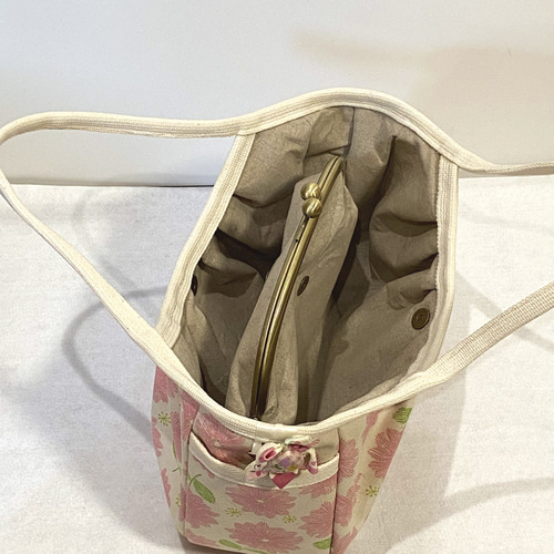 がま口付♪ 可愛いピンクの花柄グラニーバッグ つまみ細工風ブローチがワンポイント がま口付♪ 可愛いピンクの花柄グラニーバッグ つまみ細工風