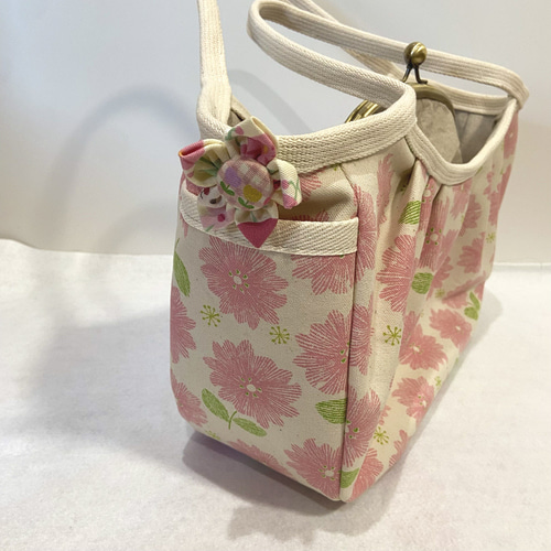 がま口付♪ 可愛いピンクの花柄グラニーバッグ つまみ細工風ブローチがワンポイント がま口付♪ 可愛いピンクの花柄グラニーバッグ つまみ細工風