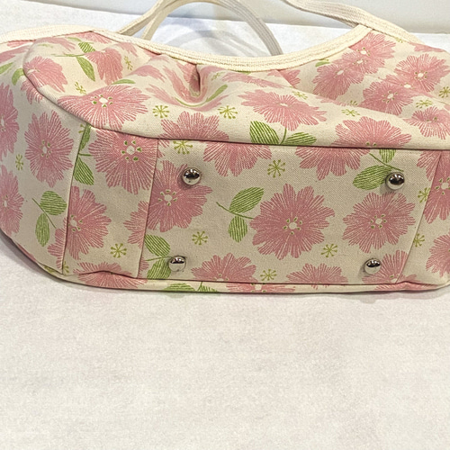 がま口付♪ 可愛いピンクの花柄グラニーバッグ つまみ細工風ブローチがワンポイント がま口付♪ 可愛いピンクの花柄グラニーバッグ つまみ細工風