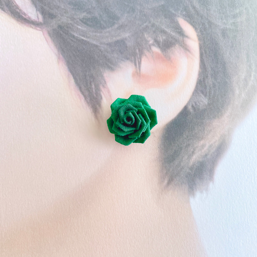 小さな薔薇のピアスorイヤリング＊グリーン＊つまみ細工 ピアス