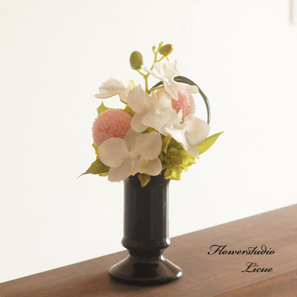 【仏花】胡蝶蘭ミディとピンクマムの仏花、Sサイズ（花器に固定したタイプです） 1枚目の画像