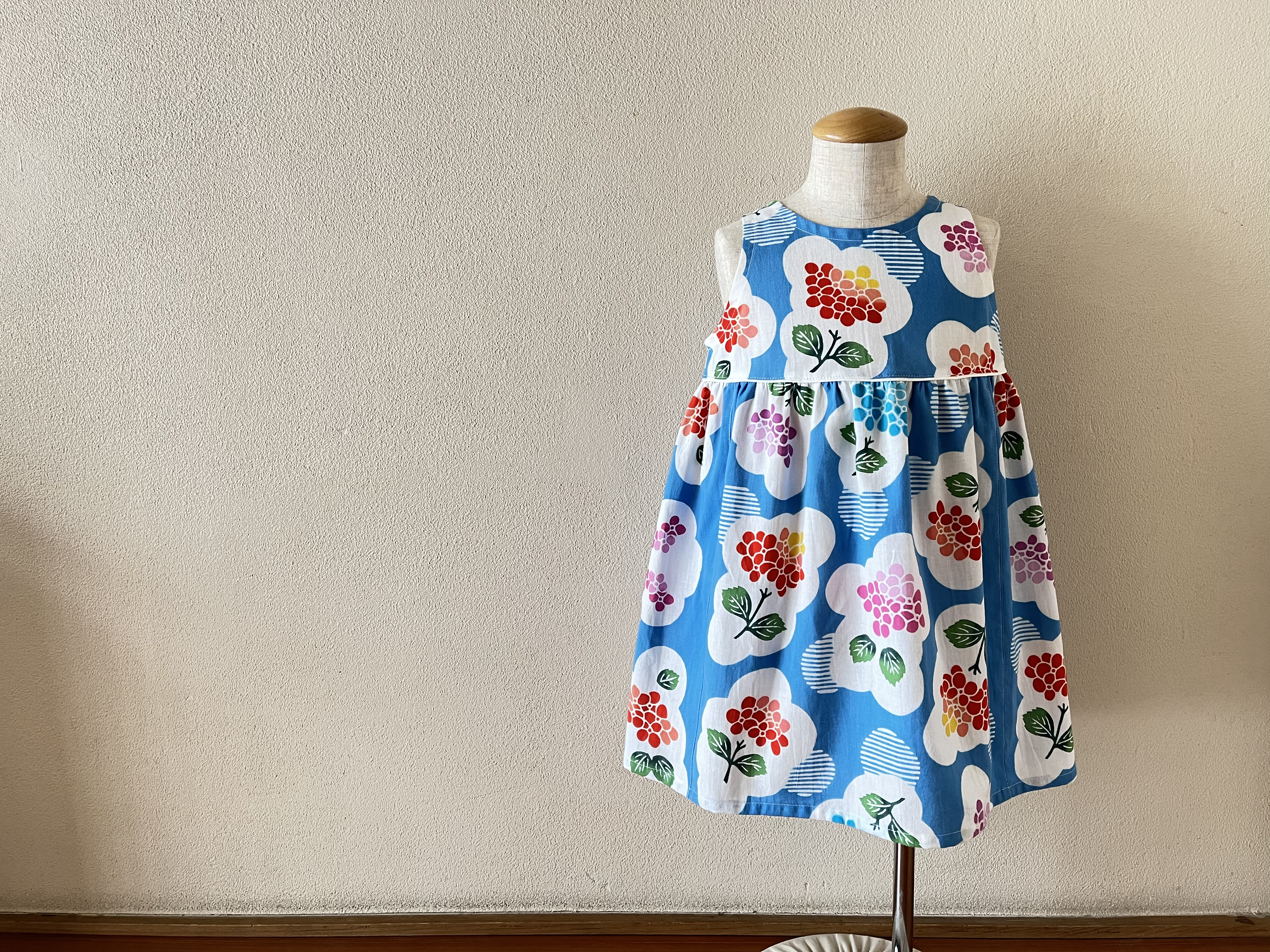 子供　浴衣地ひかえめフレアーワンピース　注染水玉紫陽花（水色地）　80～130〈受注製作〉