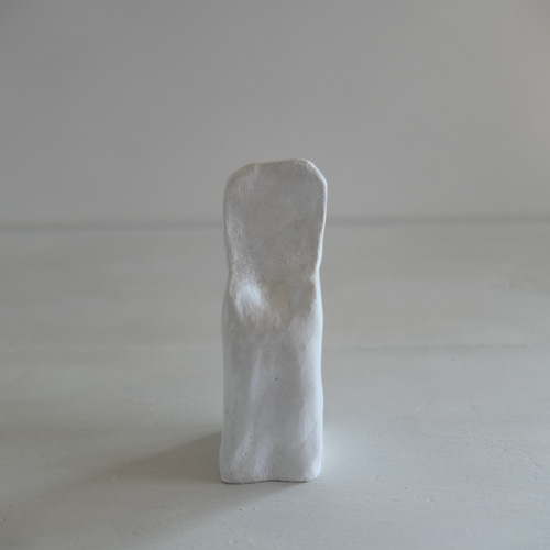 小さな椅子・白い陶オブジェ「 se na ⅴ」ディスプレイアート