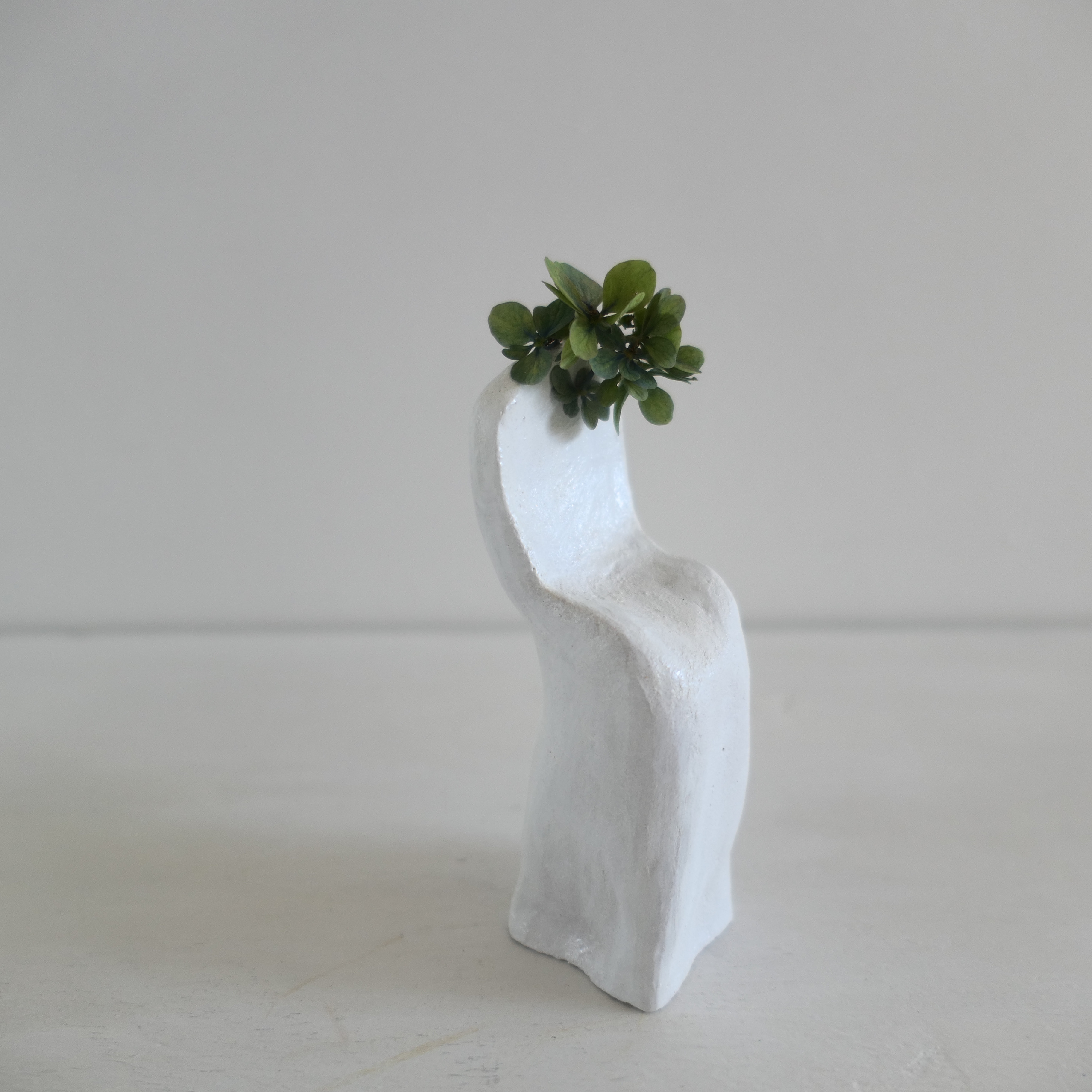 小さな椅子・白い陶オブジェ「 se na ⅴ」ディスプレイアート