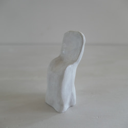 小さな椅子・白い陶オブジェ「 se  na  ⅴ」ディスプレイアート・インテリアアクセサリー・フラワーベース・彫刻・花器 3枚目の画像