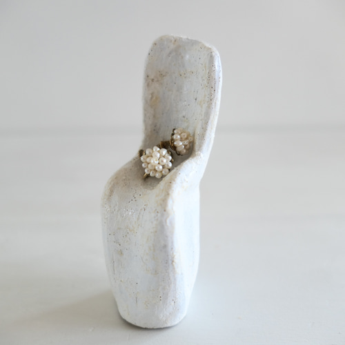 小さな椅子・白い陶オブジェ「 se na ⅵ」ディスプレイアート