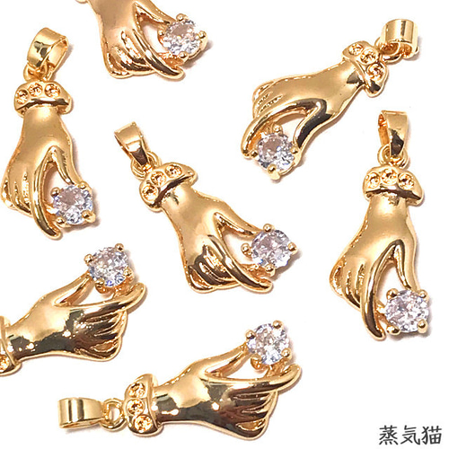 宝石を持った貴婦人の手のチャーム ゴールド 2個【手 ピアス