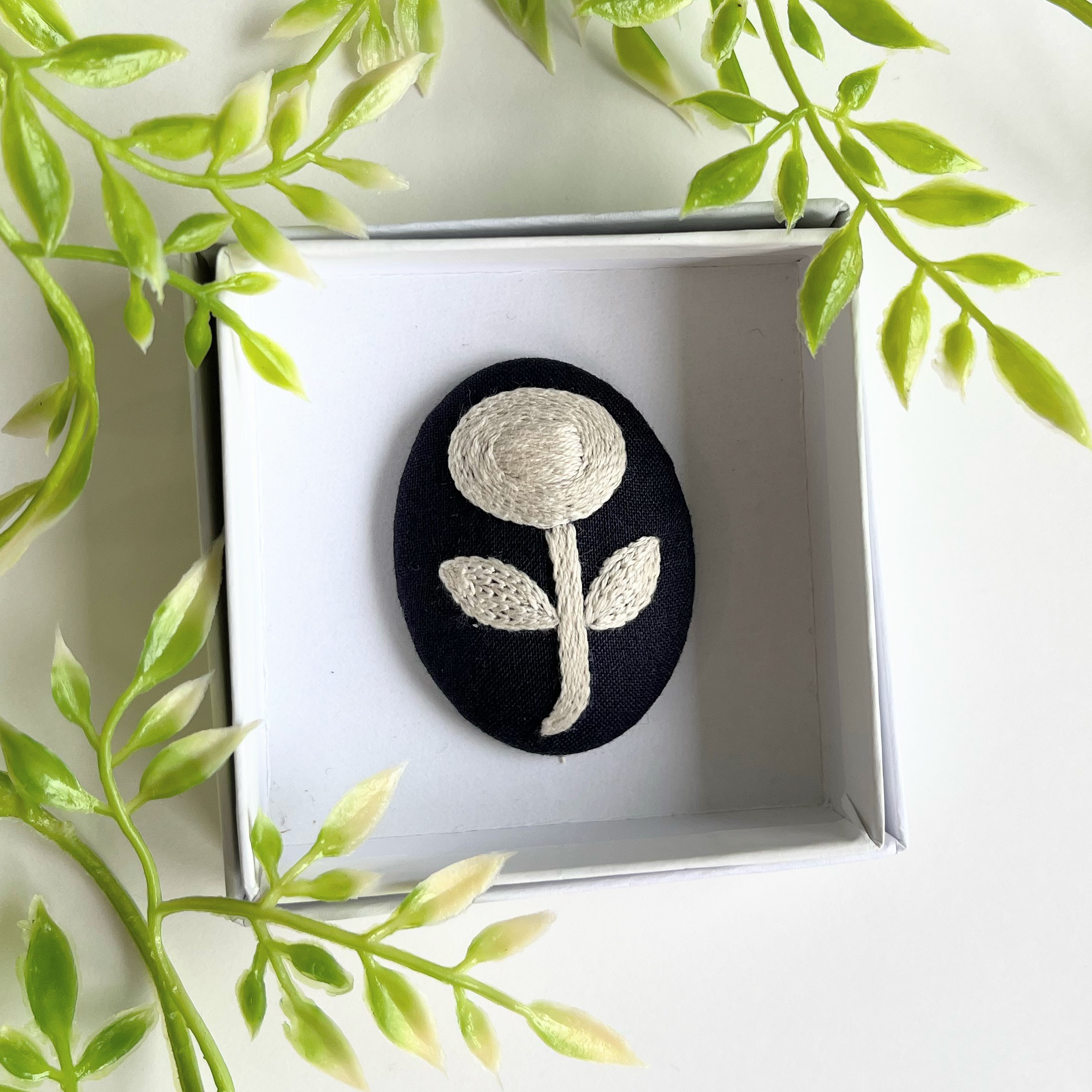 北欧風お花の刺繍ブローチ【hokuo】h138