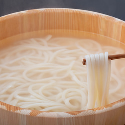 ［お試し！8人前送料込］本場讃岐うどん　4袋800ｇ　半生　おか乃や　さぬきうどん　うどん　お得　 3枚目の画像