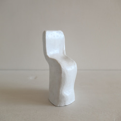 小さな椅子・白い陶オブジェ「 se  na  ⅱ 」ディスプレイアート・インテリアアクセサリー・フラワベース・彫刻・花器 4枚目の画像